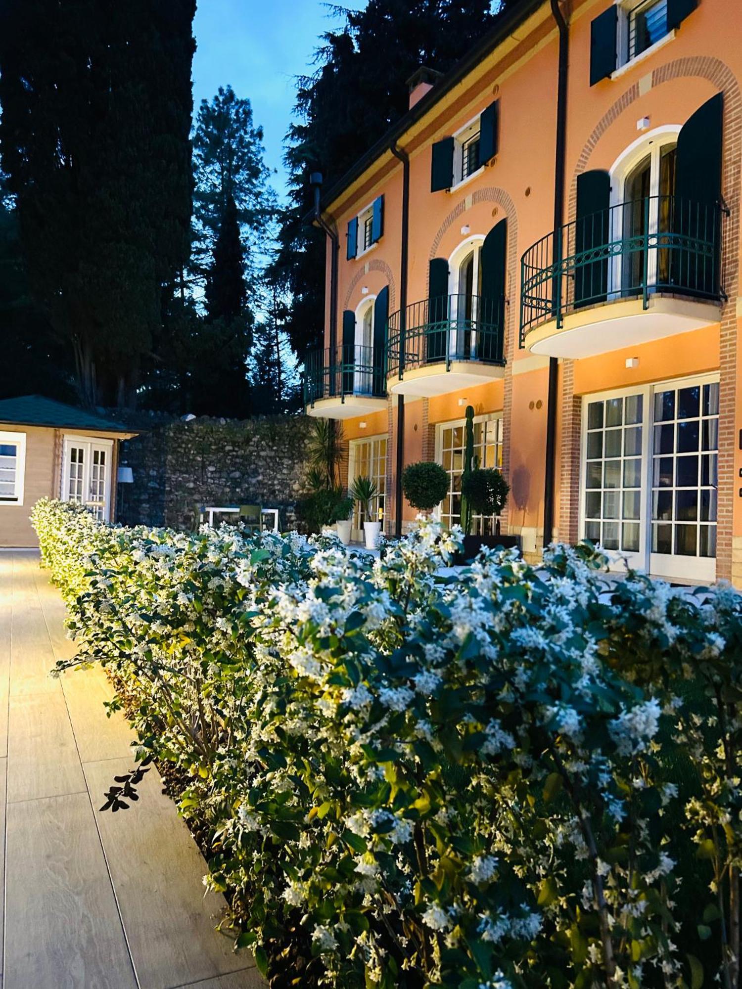 Residenza Eden Guest House Colà Екстериор снимка